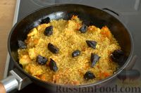 Фото приготовления рецепта: Булгур с индейкой, овощами и черносливом (на сковороде) - шаг №7