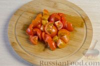 Фото приготовления рецепта: Салат с тунцом, помидорами, кукурузой и болгарским перцем - шаг №2