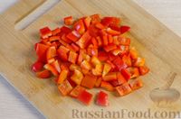 Фото приготовления рецепта: Салат с тунцом, помидорами, кукурузой и болгарским перцем - шаг №3