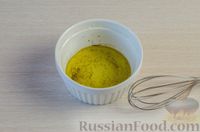 Фото приготовления рецепта: Салат с тунцом, помидорами, кукурузой и болгарским перцем - шаг №8