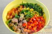 Фото приготовления рецепта: Салат с тунцом, помидорами, кукурузой и болгарским перцем - шаг №9