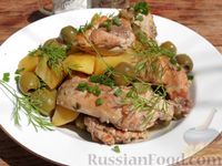 Фото к рецепту: Кролик, тушенный с картофелем и оливками в вине (в духовке)