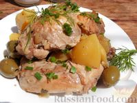 Фото приготовления рецепта: Кролик, тушенный с картофелем и оливками в вине (в духовке) - шаг №12