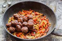 Фото приготовления рецепта: Фунчоза с овощами и мясными фрикадельками - шаг №11