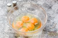 Фото приготовления рецепта: Закусочные маффины из вермишели, с ветчиной и сыром - шаг №2