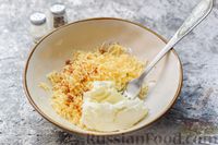 Фото приготовления рецепта: Закусочные маффины из вермишели, с ветчиной и сыром - шаг №8