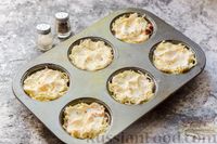 Фото приготовления рецепта: Закусочные маффины из вермишели, с ветчиной и сыром - шаг №15