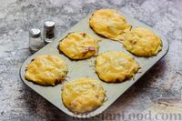 Фото приготовления рецепта: Закусочные маффины из вермишели, с ветчиной и сыром - шаг №19