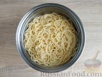Фото приготовления рецепта: Спагетти с курицей, молодой капустой и сладким перцем - шаг №15
