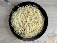 Фото приготовления рецепта: Спагетти с курицей, молодой капустой и сладким перцем - шаг №17