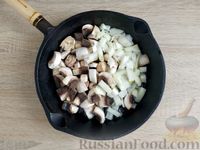 Фото приготовления рецепта: Запеканка-жюльен с куриным филе, грибами и цветной капустой - шаг №6