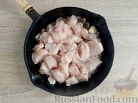 Фото приготовления рецепта: Запеканка-жюльен с куриным филе, грибами и цветной капустой - шаг №9