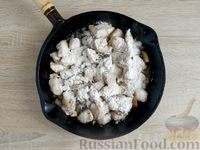 Фото приготовления рецепта: Запеканка-жюльен с куриным филе, грибами и цветной капустой - шаг №11
