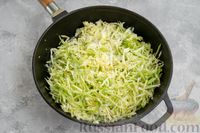 Фото приготовления рецепта: Тушёная молодая капуста со шпинатом и варёными яйцами - шаг №6