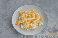 Фото приготовления рецепта: Тушёная молодая капуста со шпинатом и варёными яйцами - шаг №8