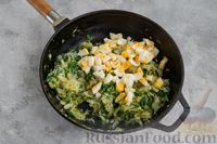 Фото приготовления рецепта: Тушёная молодая капуста со шпинатом и варёными яйцами - шаг №10