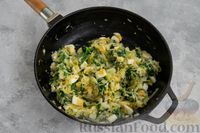 Фото приготовления рецепта: Тушёная молодая капуста со шпинатом и варёными яйцами - шаг №11
