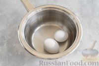 Фото приготовления рецепта: Тушёная молодая капуста со шпинатом и варёными яйцами - шаг №2