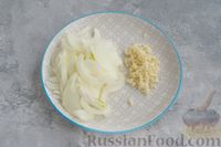 Фото приготовления рецепта: Тушёная молодая капуста со шпинатом и варёными яйцами - шаг №3