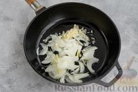 Фото приготовления рецепта: Тушёная молодая капуста со шпинатом и варёными яйцами - шаг №5