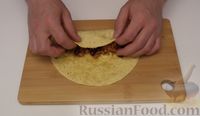 Фото приготовления рецепта: Мексиканская энчилада с куриным фаршем и фасолью - шаг №8