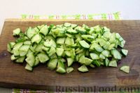 Фото приготовления рецепта: Салат из редиски, огурцов, яиц и сыра - шаг №4