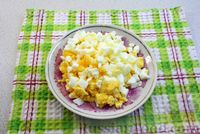 Фото приготовления рецепта: Салат из редиски, огурцов, яиц и сыра - шаг №5