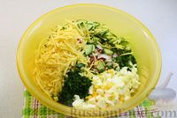 Фото приготовления рецепта: Салат из редиски, огурцов, яиц и сыра - шаг №8