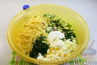 Фото приготовления рецепта: Салат из редиски, огурцов, яиц и сыра - шаг №9