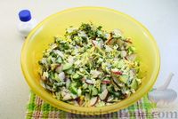 Фото приготовления рецепта: Салат из редиски, огурцов, яиц и сыра - шаг №10