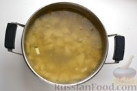 Фото приготовления рецепта: Рыбный суп с кабачками, сладким перцем и помидорами - шаг №9