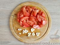 Фото приготовления рецепта: Макароны с тушёнкой, помидорами и сыром - шаг №7