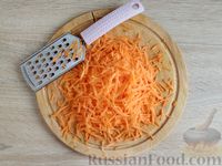 Фото приготовления рецепта: Морковно-яблочный салат с овсяными хлопьями и сметаной - шаг №4