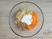 Фото приготовления рецепта: Морковно-яблочный салат с овсяными хлопьями и сметаной - шаг №9