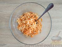 Фото приготовления рецепта: Морковно-яблочный салат с овсяными хлопьями и сметаной - шаг №10