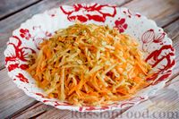Фото приготовления рецепта: Морковно-яблочный салат с овсяными хлопьями и сметаной - шаг №12