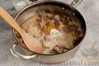 Фото приготовления рецепта: Говяжья печень, тушенная в сметанно-сливочном соусе с горчицей и портвейном - шаг №4
