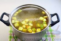 Фото приготовления рецепта: Суп с кабачками, болгарским перцем и плавленым сыром - шаг №8