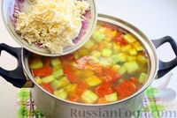Фото приготовления рецепта: Суп с кабачками, болгарским перцем и плавленым сыром - шаг №10