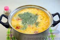 Фото приготовления рецепта: Суп с кабачками, болгарским перцем и плавленым сыром - шаг №13