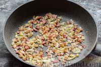 Фото приготовления рецепта: Макароны-ракушки с говяжьим фаршем и беконом, запечённые в томатном соусе - шаг №8