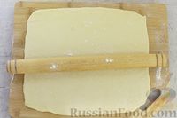 Фото приготовления рецепта: Куриный суп с "ушками" с начинкой из плавленого сыра и яйца - шаг №11