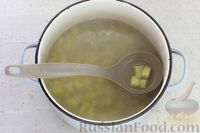 Фото приготовления рецепта: Куриный суп с "ушками" с начинкой из плавленого сыра и яйца - шаг №15
