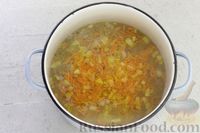 Фото приготовления рецепта: Куриный суп с "ушками" с начинкой из плавленого сыра и яйца - шаг №17