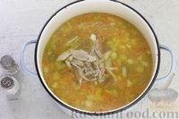 Фото приготовления рецепта: Куриный суп с "ушками" с начинкой из плавленого сыра и яйца - шаг №19