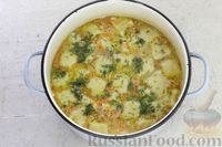 Фото приготовления рецепта: Куриный суп с "ушками" с начинкой из плавленого сыра и яйца - шаг №20