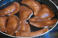 Фото приготовления рецепта: Шоколадные вареники с клубникой и творогом - шаг №10