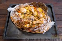 Фото приготовления рецепта: Курица, запечённая с картошкой, молодой капустой и сметаной (в рукаве) - шаг №9