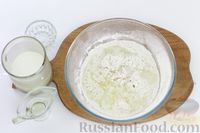 Фото приготовления рецепта: Дрожжевые оладьи на молоке - шаг №4