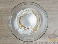 Фото приготовления рецепта: Закусочные творожные маффины с оливками и ветчиной - шаг №7
